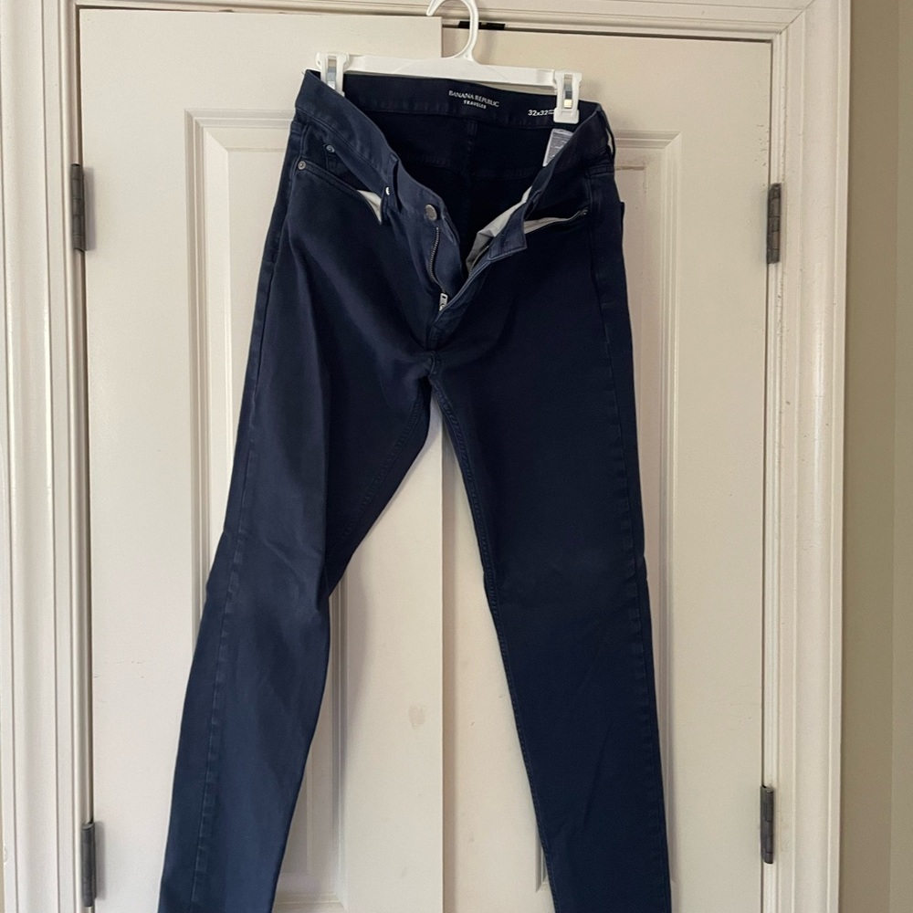 Banana Republic, men’s travelers pant, athletic tapered. Navy blue, 32x32.